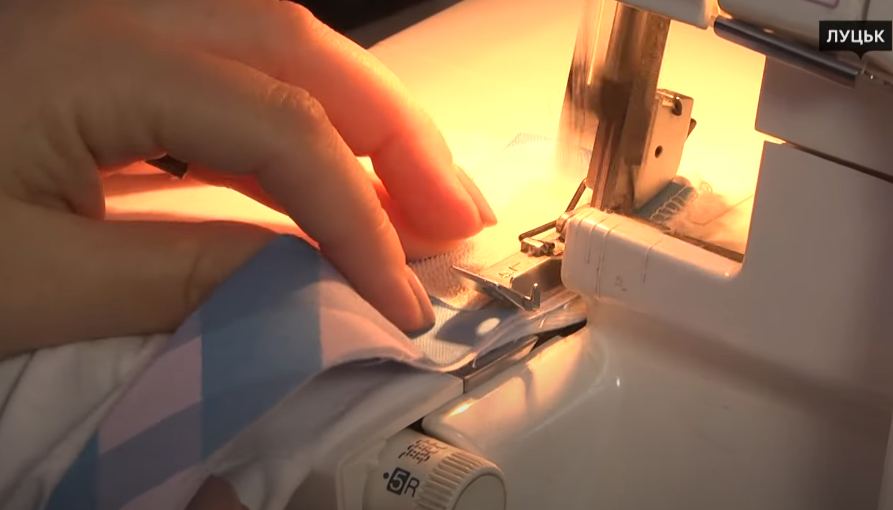 Лучанки у вільний час шиють адаптивний одяг для поранених бійців (фото, відео)
