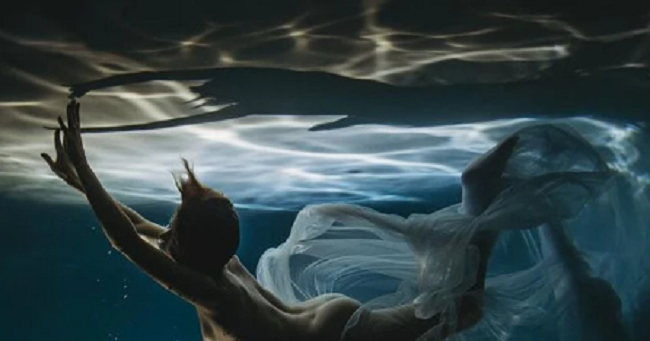 Ірена Карпа засвітила соски у підводній зйомці (фото 18+)