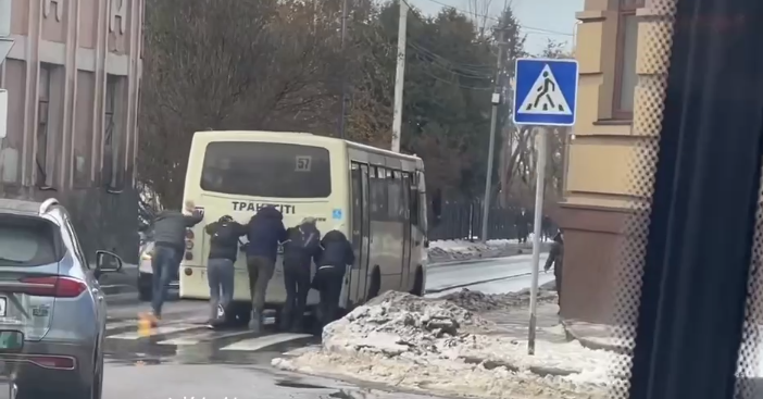 Не кава бадьорить: у Луцьку пасажири пхали маршрутку (відео)