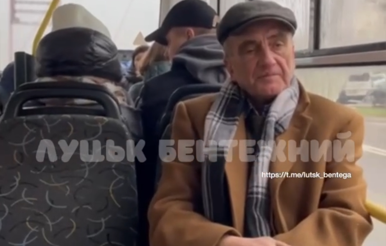 У Луцьку в тролейбусі дідусь декламував пасажирам вірші (відео)