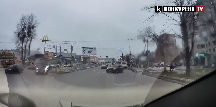 У Луцьку водій BMW дрифтував на пішохідному переході (відео)