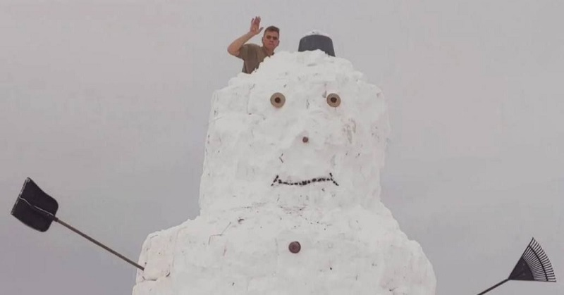 Вище рекордсмена на 12 сантиметрів: як на Волині ліпили сніговика-гіганта (фото)