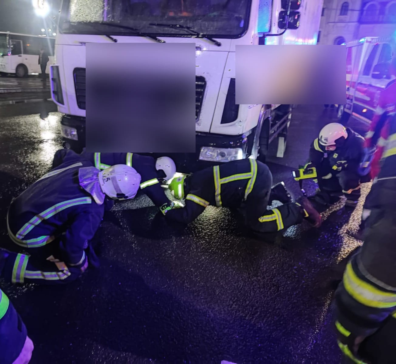 Смертельна аварія в Луцьку: чоловіка з-під вантажівки діставали рятувальники (фото)