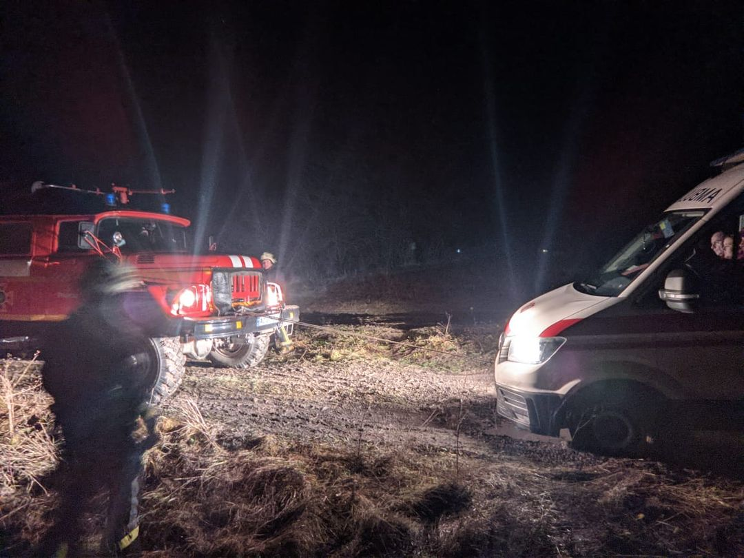 На Волині на бездоріжжі застрягли два автомобілі швидкої допомоги