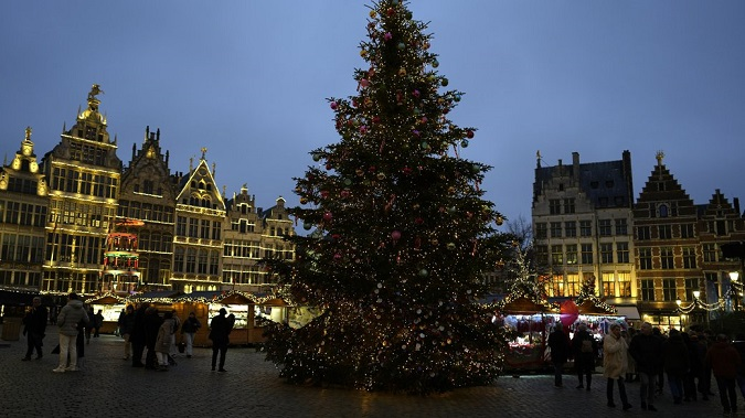 У Бельгії на площі впала різдвяна ялинка: одна людина загинула (відео)