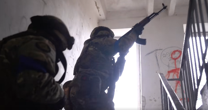 Штурм приміщень та евакуація поранених: на кордоні з Білоруссю удосконалюють бойову підготовку (відео)