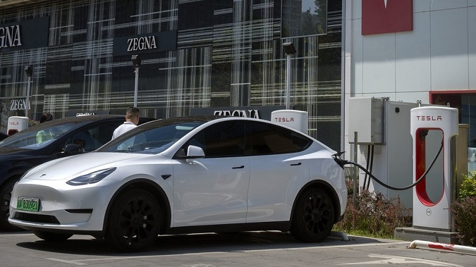Tesla відкликає понад 120 тисяч автомобілів через можливі проблеми з дверима