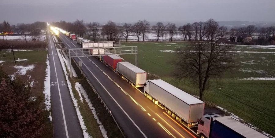 У Польщі напроти «Ягодина» – найдовша черга з вантажівок