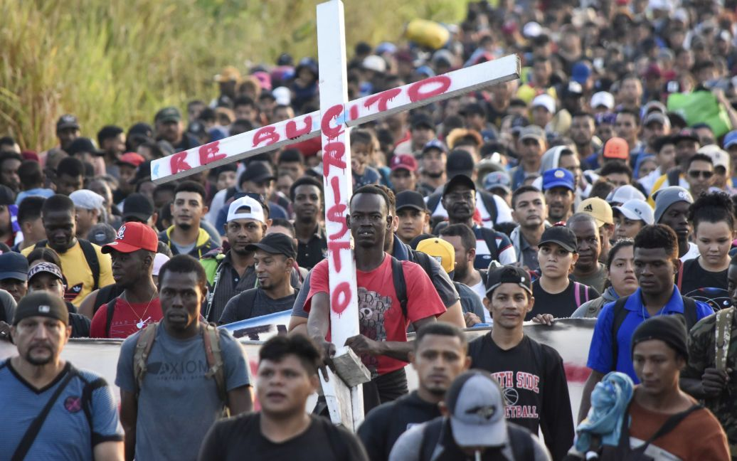 До США через Мексику пішки прямують тисячі мігрантів: від чого вони тікають
