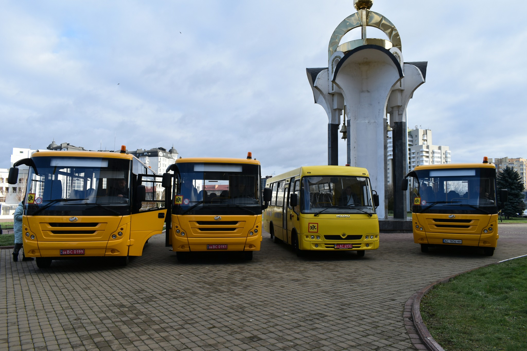 На Волині чотири громади отримали шкільні автобуси (фото)