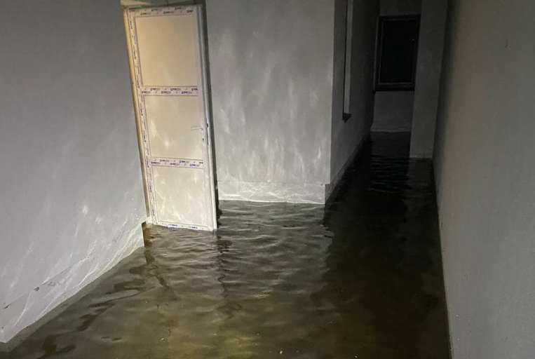 У Луцьку затопило підвал житлового будинку (фото)