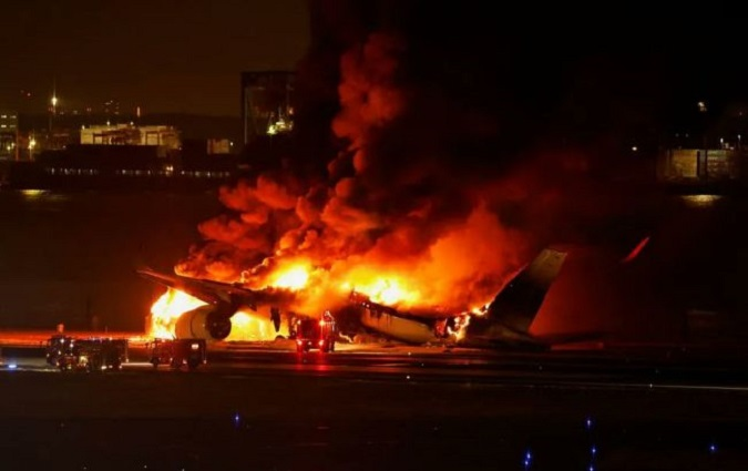 У Японії під час посадки загорівся літак з майже 400 пасажирами на борту (відео)