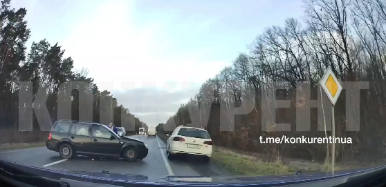 Чоловіка затисло в авто: на трасі Луцьк-Ковель сталася ДТП (відео)