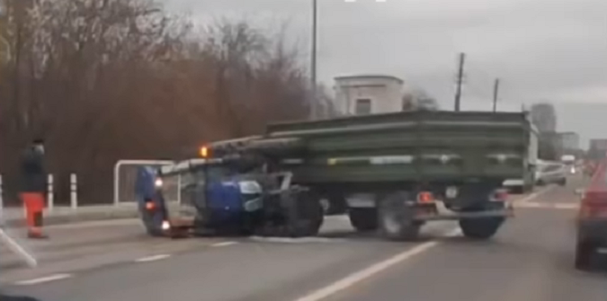У Володимирі посеред вулиці «ліг відпочити» трактор комунальників (відео)