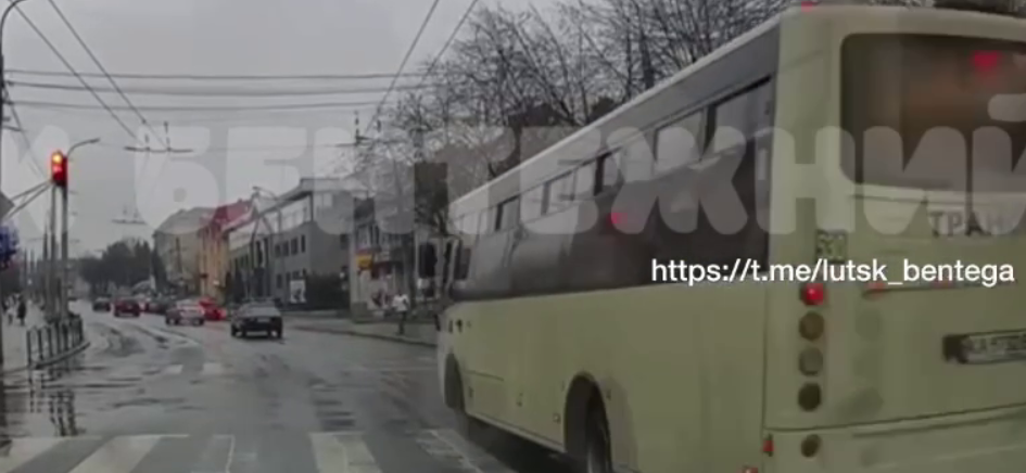 Промчав на «червоний» і виїхав на «зустрічку»: у Луцьку водій маршрутки двічі порушив ПДР (відео)