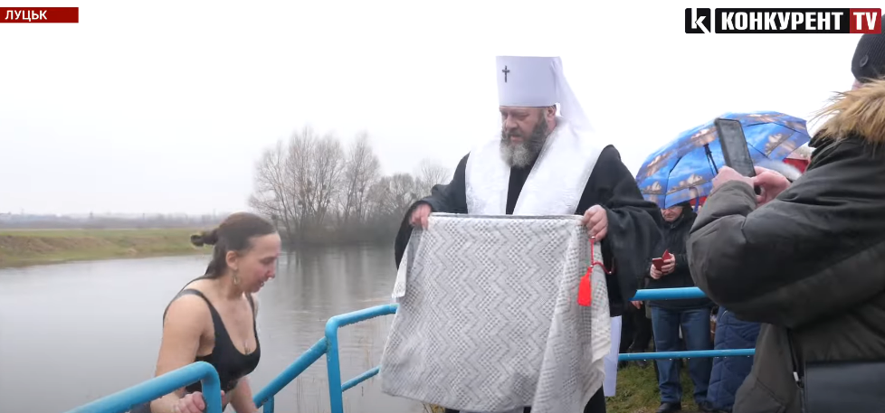 Свячена вода та купання в Стиру: як у Луцьку святкували Водохреще (відео)