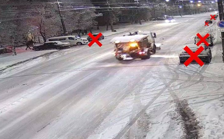 Лучан просять не паркувати авто на узбіччях, щоб не заважати комунальникам прибирати сніг