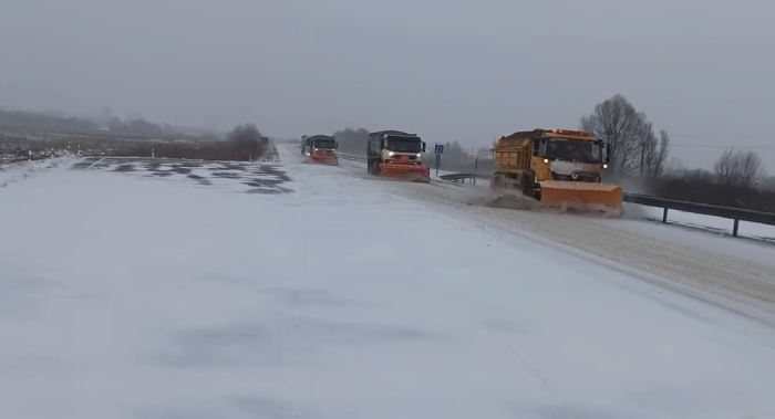 Розчищають і посипають дороги: на Волині ліквідовують наслідки снігопаду (відео)