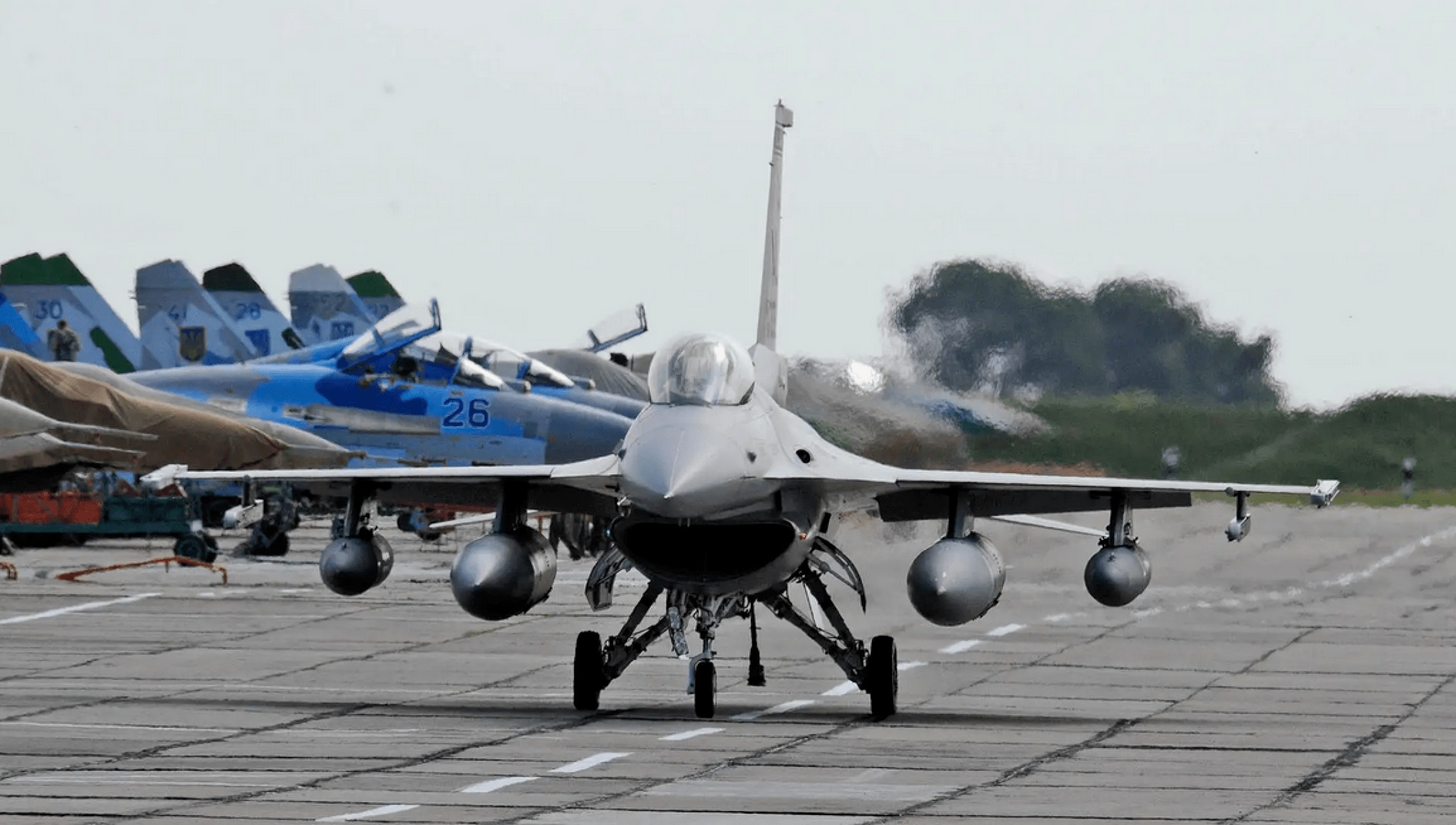 Навчання «Безпечне небо 2011». Американський F-16 та українські літаки.