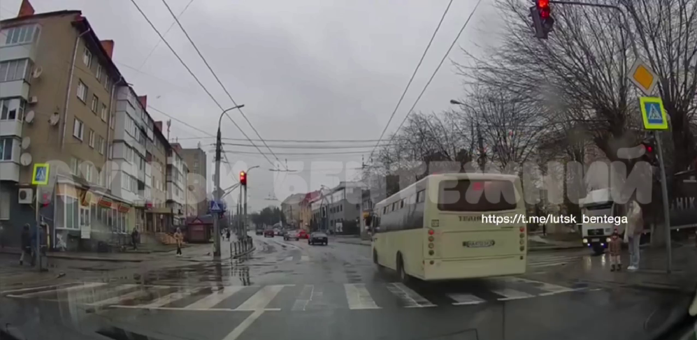 Патрульні розшукали водія маршрутки, який промчав на «червоний» у центрі Луцька