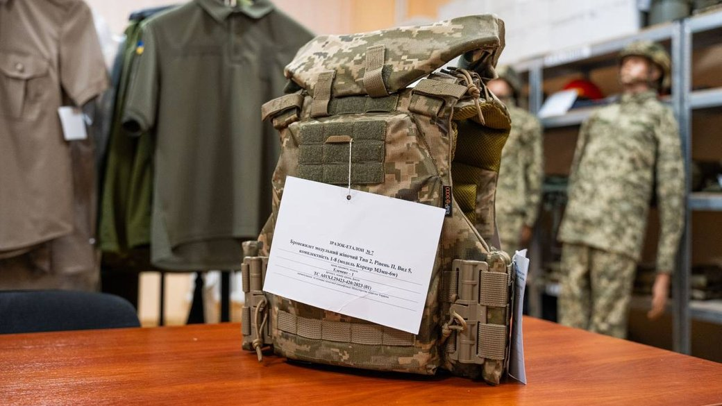 В Міноборони затвердили другий зразок бронежилета для українських захисниць