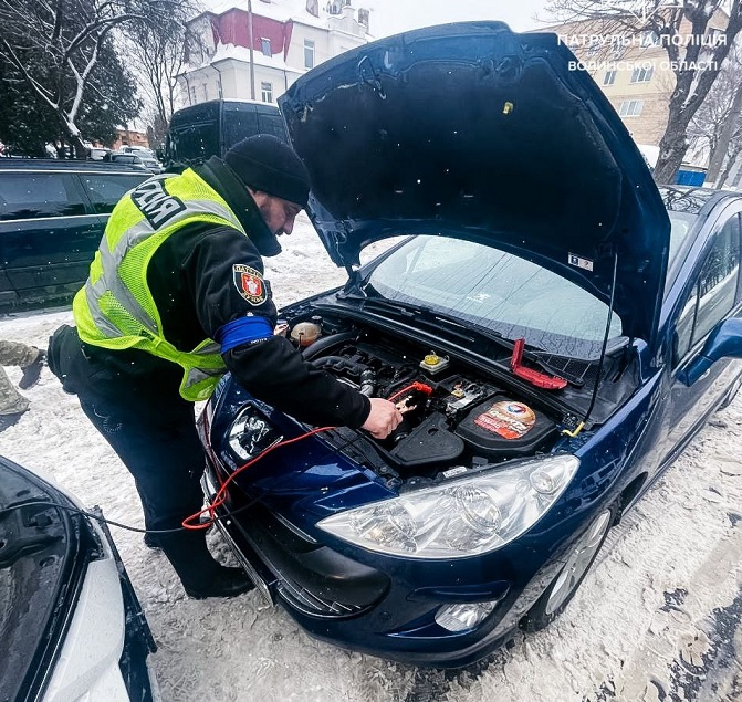 У Луцьку поліцейські допомогли водієві завести авто (фото)