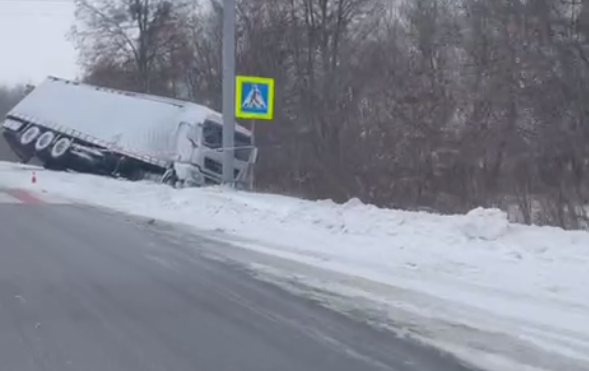 Біля Луцька вантажівка злетіла в кювет (відео)