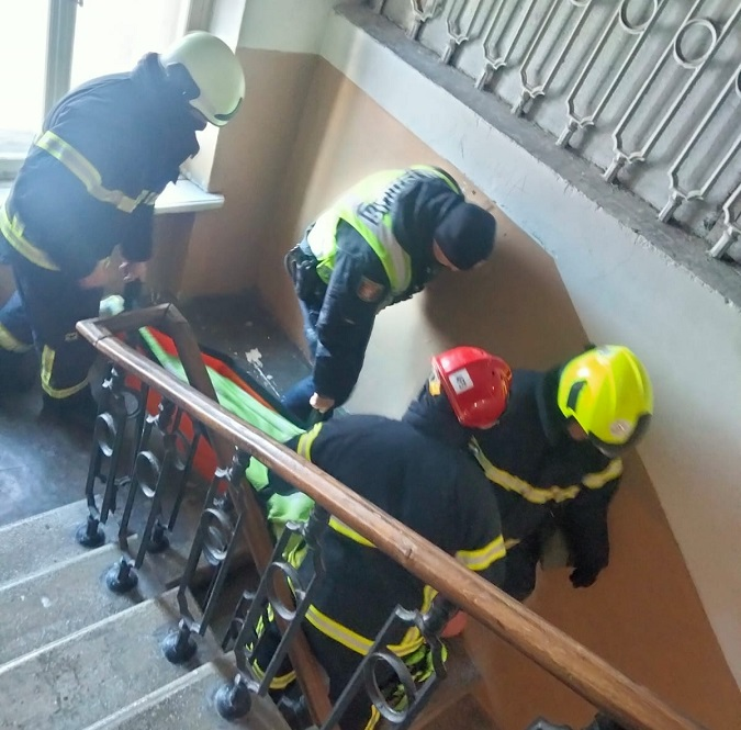 Чоловік потребував допомоги: у Луцьку рятувальники відчинили двері санвузла квартири на Волі (фото)