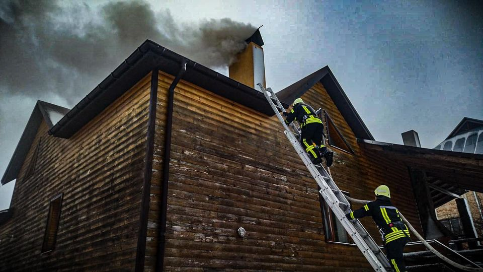 У Луцькому районі через пічне опалення ледь не згорів дерев'яний будинок (фото)