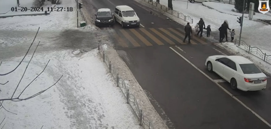 З'явилось відео, як п'яний на Lexus протаранив Volkswagen перед «зеброю» у Луцьку (відео)