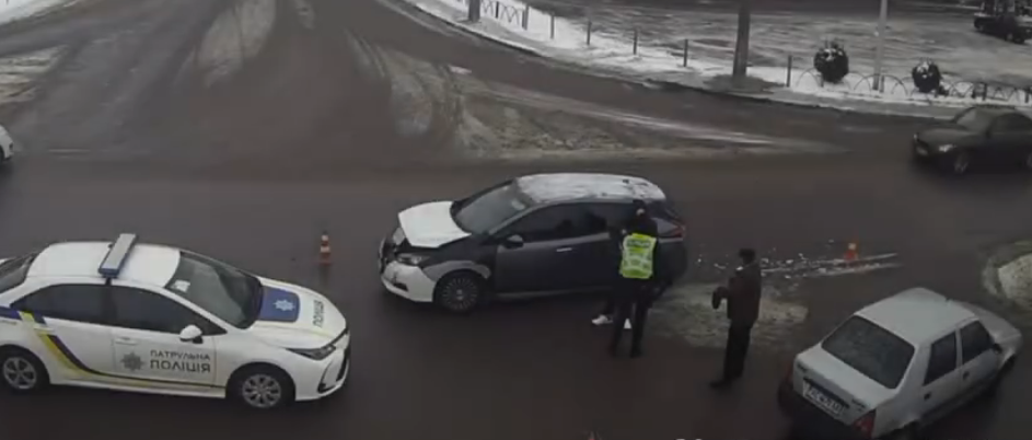 ДТП на повороті: у Луцьку на Карпенка-Карого не розминулися Dacia та Nissan (відео)