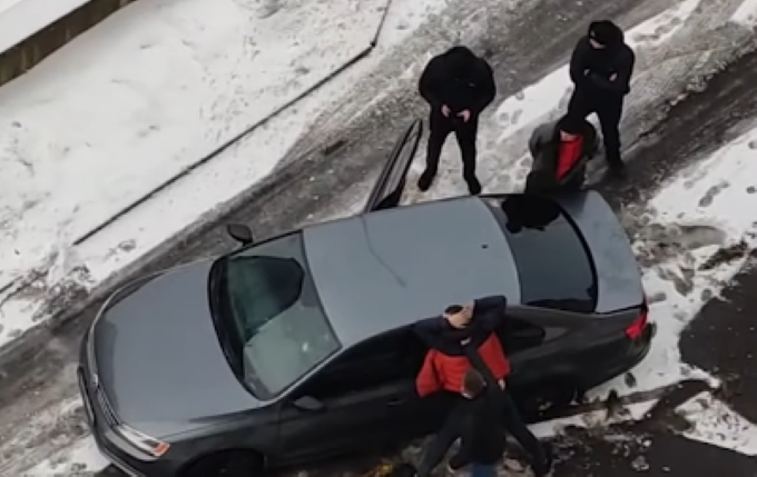 Втікаючи від поліції, в'їхали в авто: у Луцьку переслідували чоловіків з наркотиками (відео)