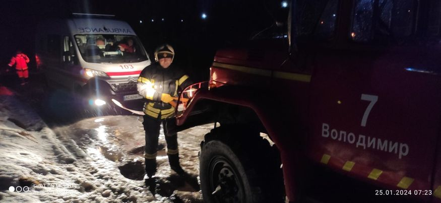 Володимирські рятувальники витягли з льодової пастки «швидку», яка везла хворого