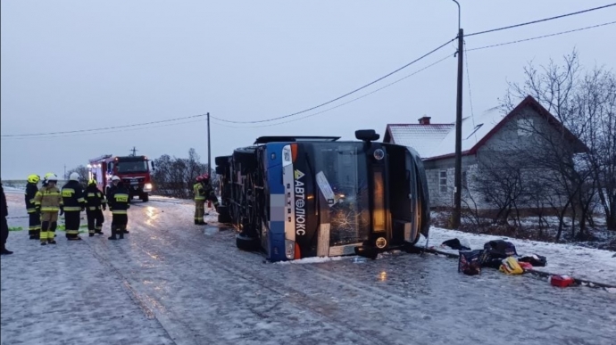 У Польщі перекинувся автобус з близько 60 українцями (фото)