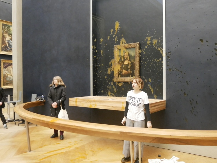У музеї Парижу дві екоактивістки облили супом «Мону Лізу» Леонардо да Вінчі