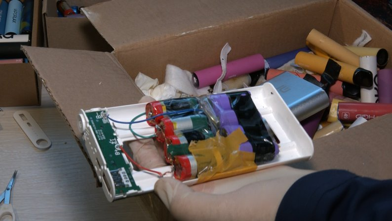 Луцькі школярі переробляють електронні сигарети на павербанки (фото, відео)