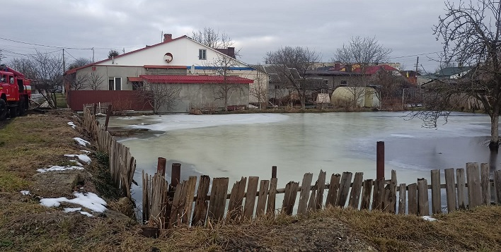 Затопило й заморозило: городи волинян перетворилися на ковзанки (фото)