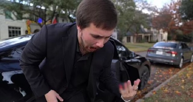 Чоловік зламав палець під час освідчення коханій (відео)