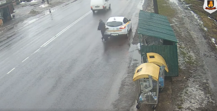 У Луцьку відеокамери зловили водія, який нагадив біля смітників (відео)