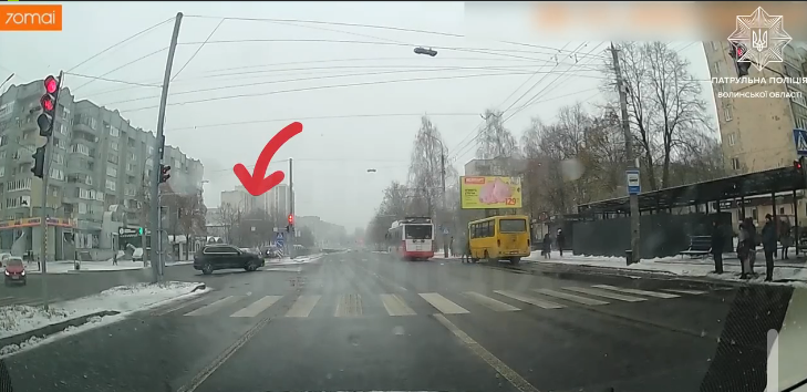 Неуважність чи бажання «проскочити»: у Луцьку показали водіїв, що їздять на «червоне» (відео)