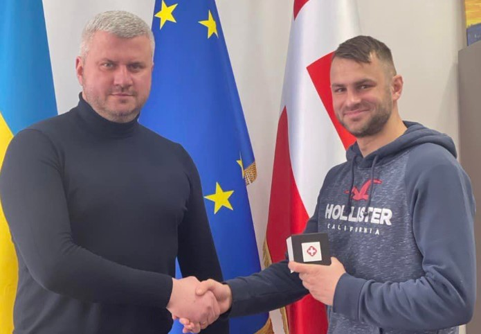Волонтера Сергія Тимчука нагородили годинником за допомогу військовим (відео)