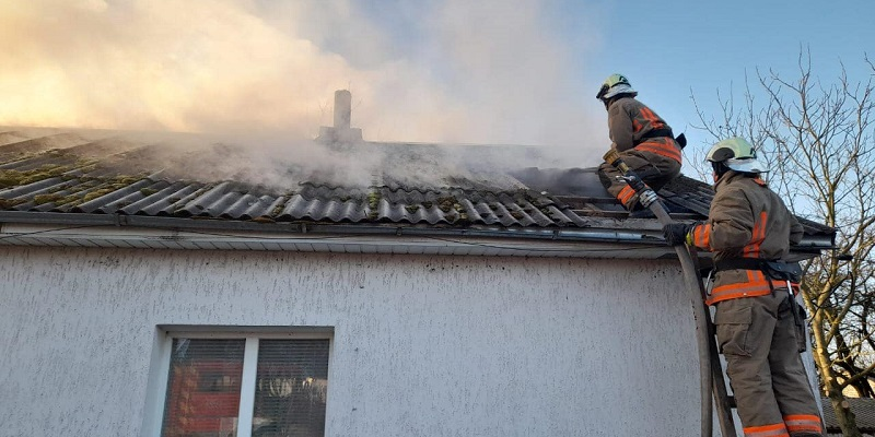 Вогонь виник в районі димаря: на Ковельщині горів житловий будинок (фото)