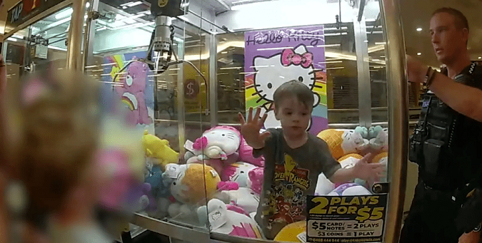 Трирічний хлопчик втік від батька та застряг в ігровому автоматі (відео)