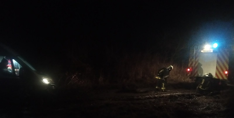 На Волині вночі «швидка» застрягла на ґрунтовій дорозі (фото)