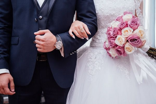Жінка влаштувала коханому весілля-сюрприз,  бо він довго не освідчувався