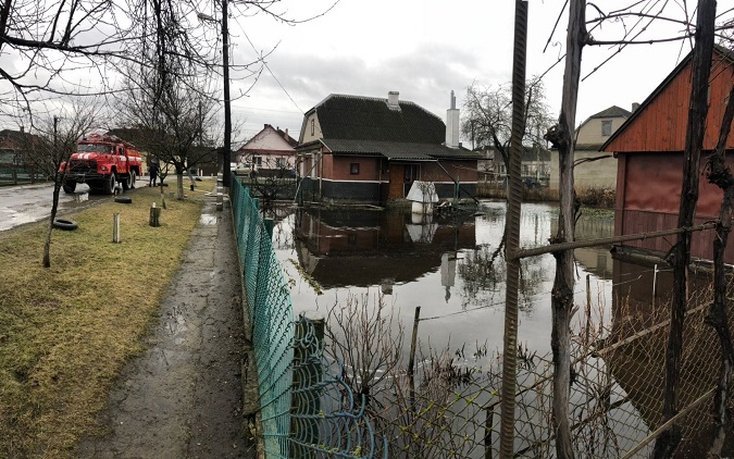 У Луцьку та Ковелі затопило двори (фото)