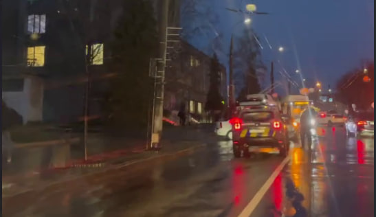 У Луцьку на Винниченка аварія: автомобіль збив велосипедиста (відео)