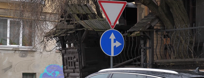 «Нема слів»: людей обурили нові дорожні знаки у центрі Луцька (відео)