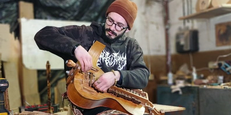 Скрипка-довбанка, волинська ліра і ріжок: лучанин у гаражі робить музичні інструменти (фото, відео)