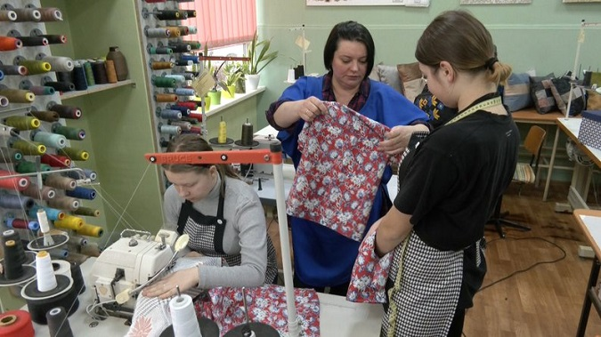 Луцькі студентки шиють спідню білизну для поранених бійців у госпіталях (відео)